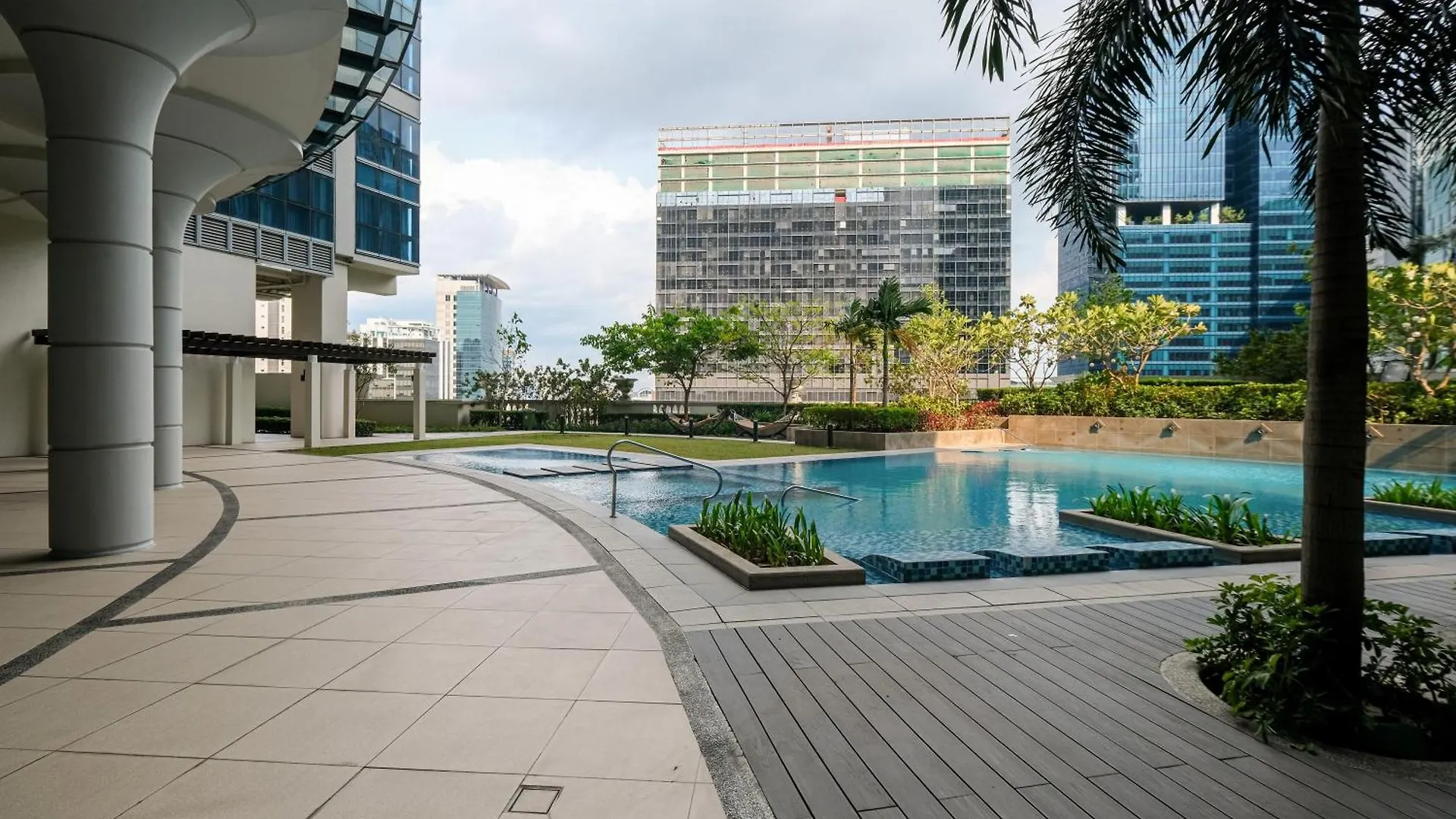 2Br In Uptown Parksuites Bgc With Balcony And Bathtub Taguig Aparthotel