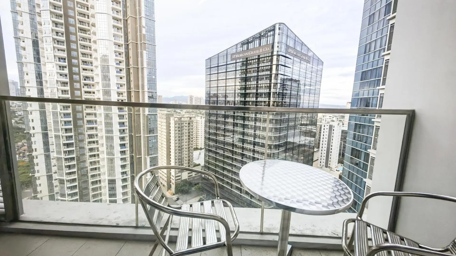 Aparthotel 2Br In Uptown Parksuites Bgc With Balcony And Bathtub Taguig