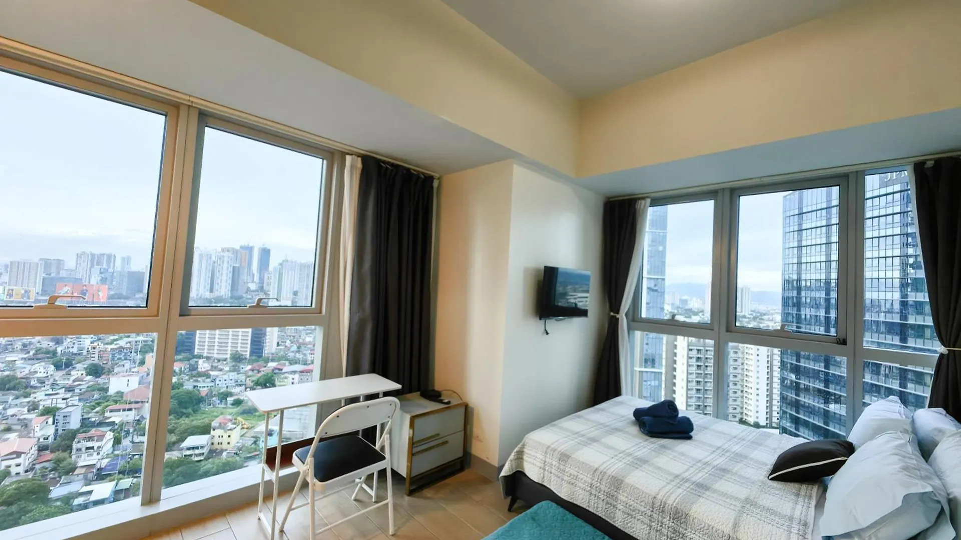 2Br In Uptown Parksuites Bgc With Balcony And Bathtub location