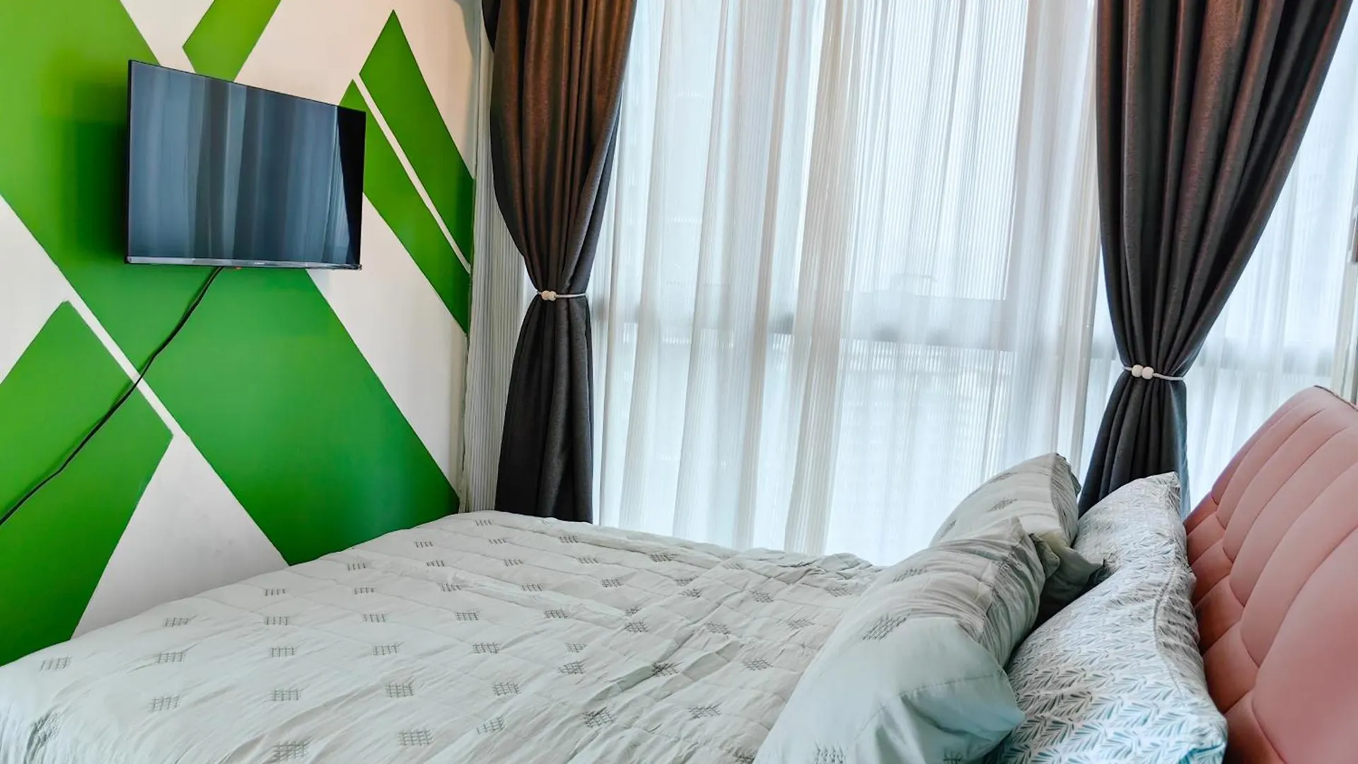 2Br In Uptown Parksuites Bgc With Balcony And Bathtub Taguig 0*,
